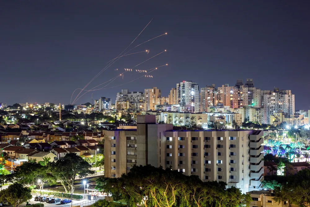 Tên lửa Israel đánh chặn rocket của nhóm chiến binh Hamas trên bầu trời dãy Gaza đêm 7-10. Ảnh: REUTERS 387507157_632145612450186_8381321927869946674_n.png