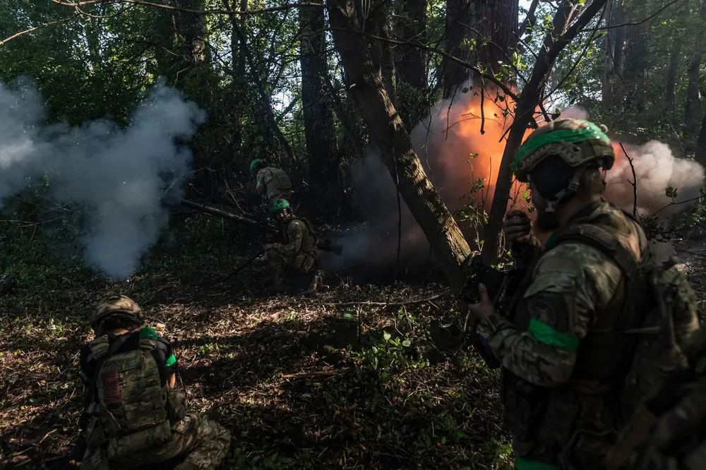 Lính Ukraine nã pháo vào các đơn vị quân Nga tại chiến trường tỉnh Donetsk (miền đông Ukraine) hôm 14-9. Ảnh: GETTY IMAGES 387646563_234381579634014_7694556571071670075_n.png