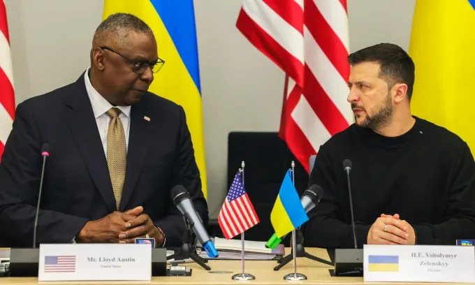 Tổng thống Ukraine - ông Volodymyr Zelensky (phải) và Bộ trưởng Quốc phòng Mỹ Lloyd Austin tại cuộc họp của nhóm Liên lạc Quốc phòng Ukraine (Brussels, Bỉ) hôm 11-10. Ảnh: AP 370288166_1011786000167405_4503782623176073343_n.png