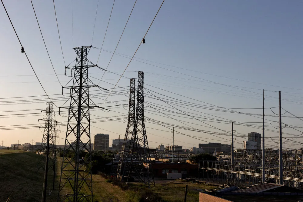 Đường dây điện ở Texas (Mỹ). Ảnh: REUTERS N2RD2T4Z3FONNMVBIK65WJPILE.jpg