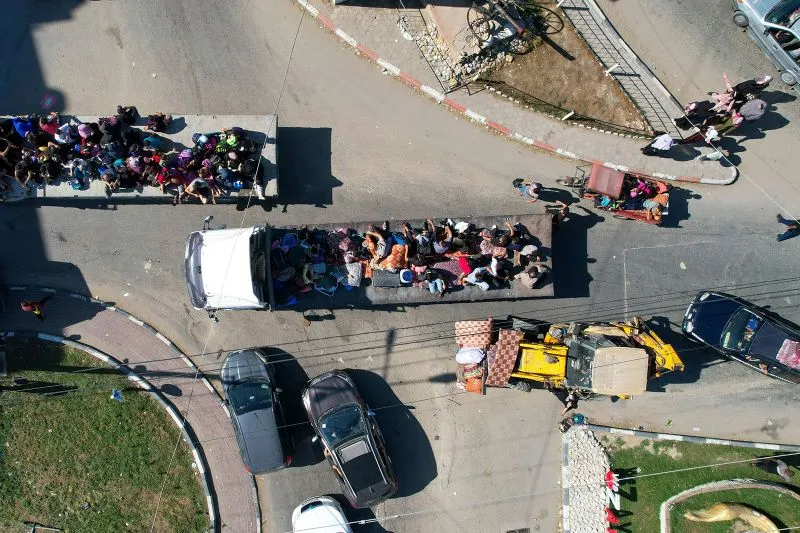 Người dân miền bắc Dải Gaza di chuyển xuống miền nam, sau cảnh báo từ phía Israel hôm 13-10. Ảnh: AP 008d3cdf-84a2-4f10-bb8c-59c436b4dd11.jpg