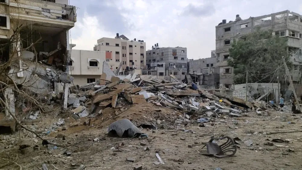 Nhà của người dân tại Dải Gaza biến thành đống đổ nát sau trận không kích của Israel hôm 9-10. Ảnh: CNN 231012165316-02-gaza-civil-defense.jpg