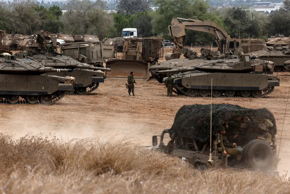 Đoàn xe tăng của quân Israel trên đường tới Dải Gaza hôm 13-10. Ảnh: REUTERS 370300756_732603648693257_1654730296985348735_n.png
