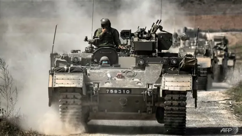 Binh lính và vũ khí hạng nặng của Israel tiến về khu vực biên giới giáp Dải Gaza. Ảnh: AFP 8a30547fa1ae0a2f857fa34169634bce25cfcc81.jpg