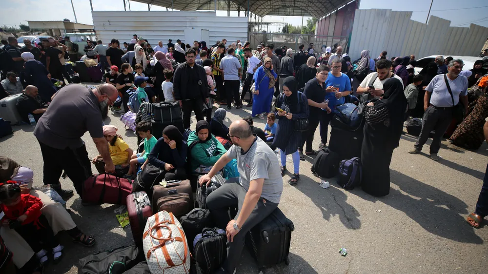 Người dân tập trung tại cửa khẩu Rafah (phía bên Dải Gaza) để chờ cửa khẩu mở cửa, vào ngày 16-10. Ảnh: GETTY IMAGES 493b61c3-5a02-4038-b019-5cc2a96ebb43.jpg