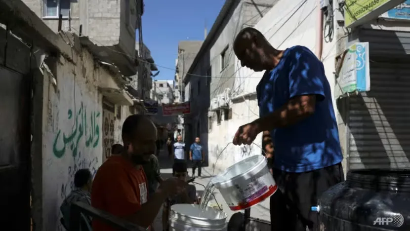 Người dân lấy nước tại một trại tị nạn ở phía nam Dải Gaza. Ảnh: AFP 8f1b3b160b802ee9d0da5d1cedfd771a6e5204c6.jpg