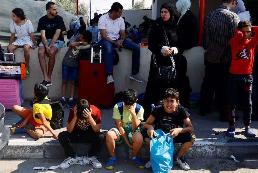 Người dân tập trung tại cửa khẩu Rafah (phía bên Dải Gaza). Ảnh: REUTERS us-encourages-its-citizens-in-gaza-to-move-closer-to-egypts_LFc29rJ.jpg