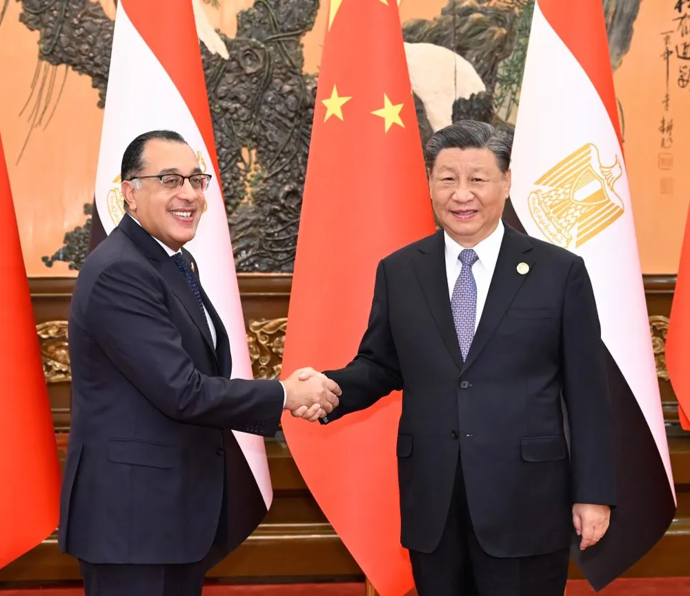 Chủ tịch Trung Quốc - ông Tập Cận Bình (bên phải) và Thủ tướng Ai Cập - ông Mostafa Madbouly trong cuộc hội đàm hôm 19-10 tại Bắc Kinh. Ảnh: XINHUA 393854672_1002641994141713_3878610910836286654_n.png