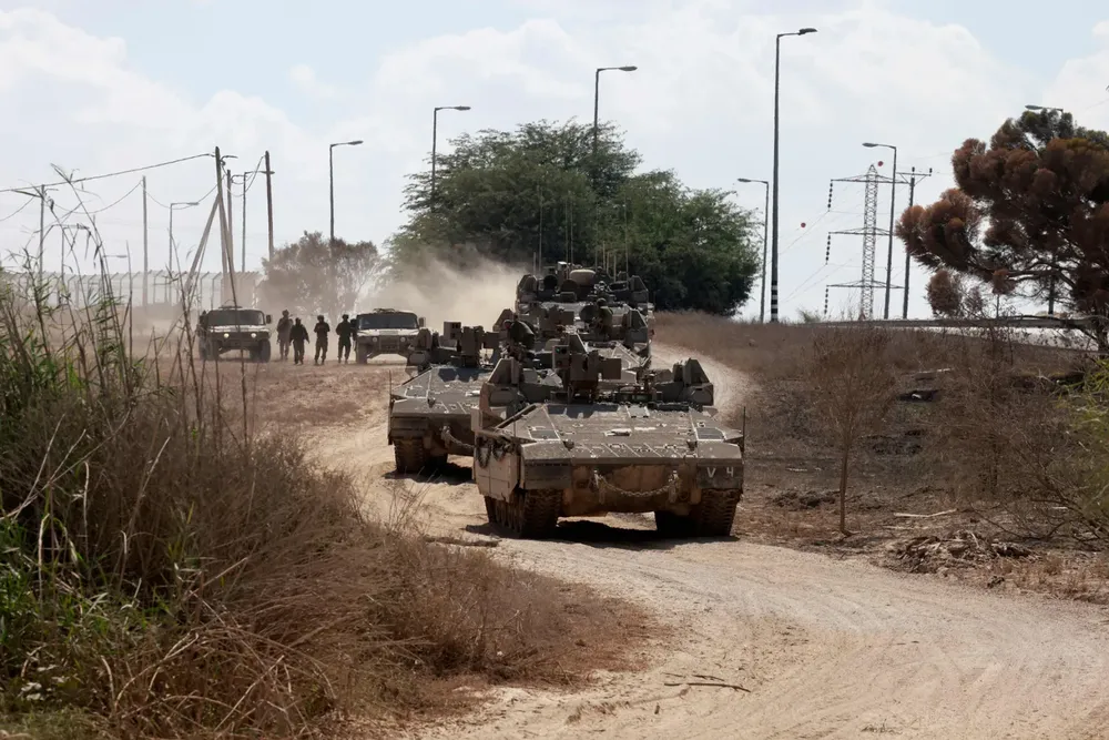 Đoàn xe tăng Israel tiến về Dải Gaza hôm 15-10. Ảnh: GETTY IMAGES Đoàn xe tăng Israel tiến về Dải Gaza hôm 15-10. Ảnh: GETTY IMAGES