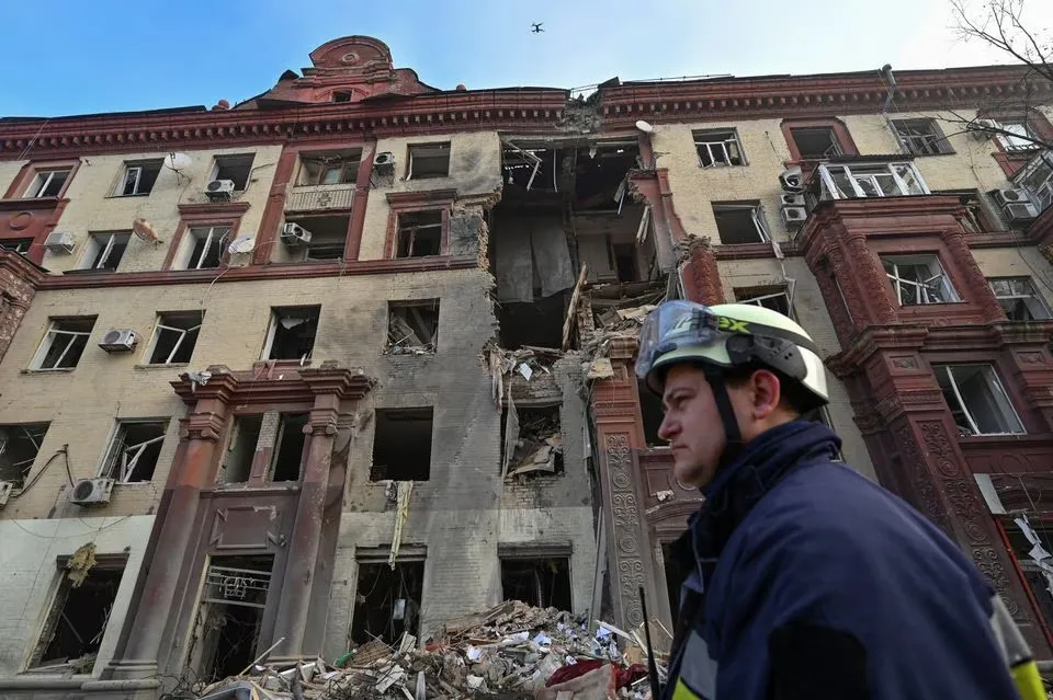Một chung cư tại tỉnh Zaporizhia hư hại nặng sau đợt không kích của quân Nga hôm 18-10. Ảnh: REUTERS 394480960_724758699521140_3332988945018887906_n.png