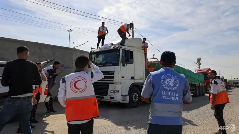 Xe chở hàng viện trợ nhân đạo vào Dải Gaza thông qua cửa khẩu Rafah giáp với Ai Cập. Ảnh: AFP EU bất đồng về việc kêu gọi ngừng bắn nhân đạo tại Dải Gaza.jpg