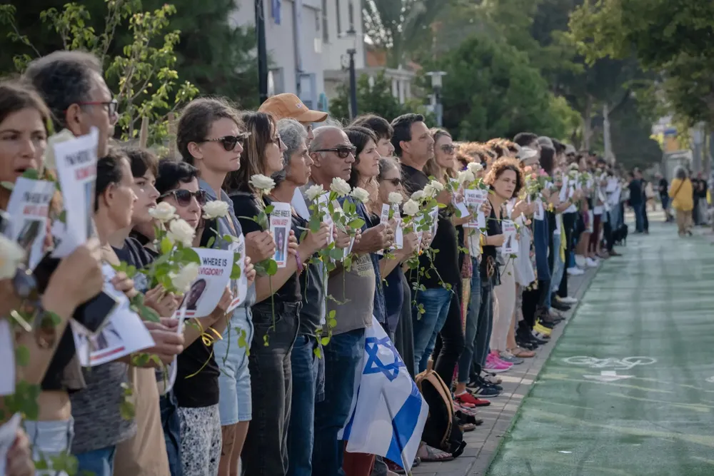 Những người tham gia biểu tình ở Tel Aviv (Israel), kêu gọi Hamas trả tự do cho hơn 200 con tin bị bắt. Ảnh: THE NEW YORK TIMES ezgif-5-ac0c9d7a7f.jpg