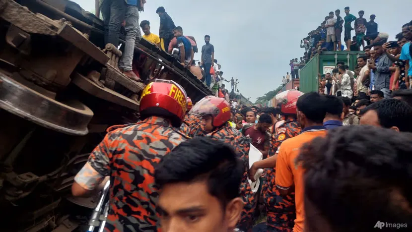 Lực lượng cứu hộ và người dân tại hiện trường vụ hai đoàn tàu tông nhau ở TP Bhairab (Bangladesh) hôm 23-10. Ảnh: AP Lực lượng cứu hộ và người dân tại hiện trường vụ hai đoàn tàu tông nhau ở TP Bhairab (Bangladesh) hôm 23-10.jpg
