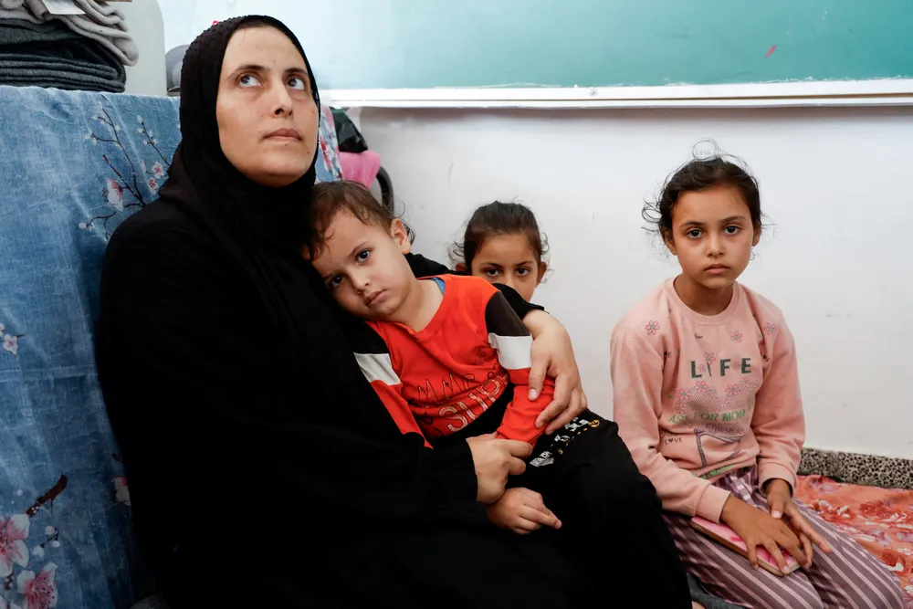 Trẻ em tại Dải Gaza hôm 20-10. Ảnh: REUTERS 3.000 trẻ em tại Dải Gaza thiệt mạng, các em đã phải trải qua những điều gì.jpg