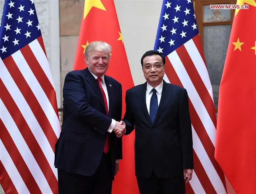 Ông Lý Khắc Cường bắt tay Tổng thống Mỹ Donald Trump tại Bắc Kinh vào tháng 11-2017. Ảnh: XINHUA 372369890_2739109232897438_7536317297657909049_n.png