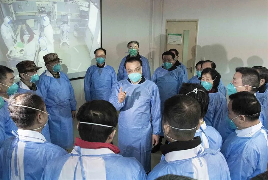 Ông Lý Khắc Cường nói chuyện với các nhân viên y tế tại một bệnh viện ở TP Vũ Hán hồi tháng 1-2022. Ảnh: CHINA DAILY 393823104_6596222093833086_4788522265535689524_n.png