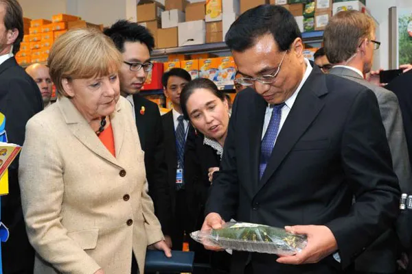 Ông Lý Khắc Cường gặp Thủ tướng Đức Angela Merkel tại thủ đô Berlin (Đức) hồi tháng 10-2014. Ảnh: GOV.CN 395533590_862137908618126_8353416586844318137_n.png