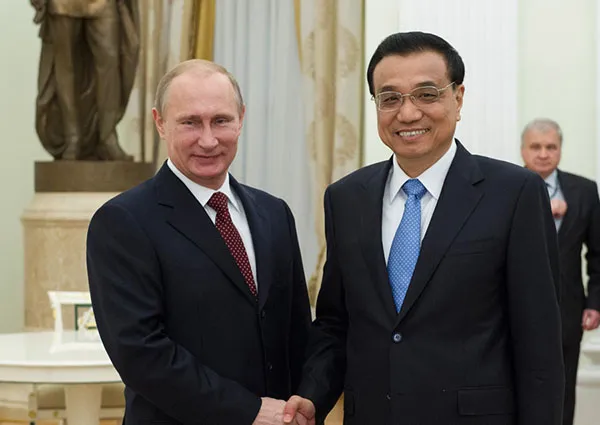 Ông Lý Khắc Cường bắt tay Tổng thống Nga - Vladimir Putin tại Điện Kremlin vào tháng 9-2019. Ảnh: GOV.CN 396231195_146662775175565_7916691758075109030_n.png