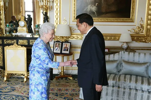 Ông Lý Khắc Cường bắt tay Nữ hoàng Anh Elizabeth II tại Lâu đài Windsor (London, Anh) hồi tháng 6-2014. Ảnh: GOV.CN 396561140_300103859483917_861084029679243957_n.png