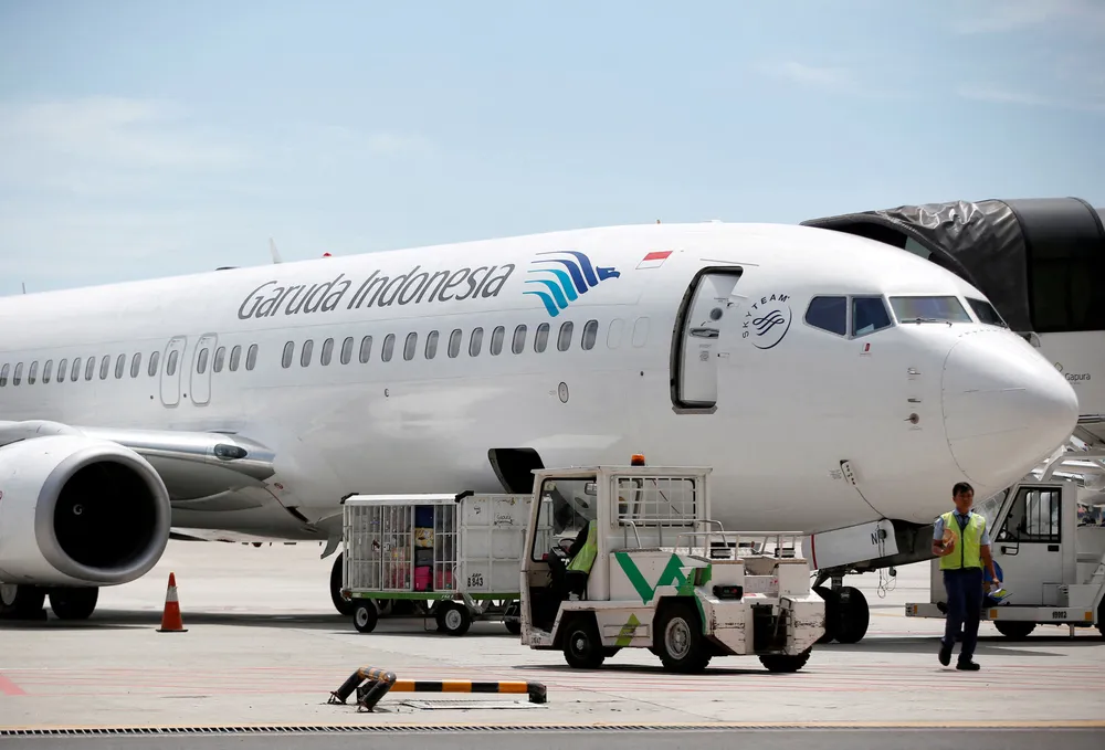 Một máy bay của hãng hàng không Garuda Indonesia. Ảnh: REUTERS Indonesia khai thác chuyến bay thương mại đầu tiên sử dụng nhiên liệu pha dầu cọ.jpg