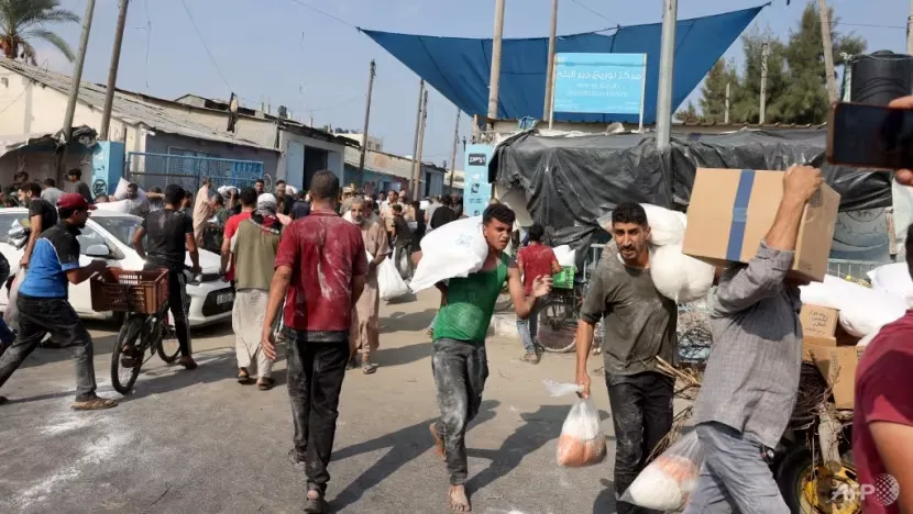 Người dân tại Dải Gaza ùa vào kho lương thực của Liên Hợp Quốc, lấy đi bột mì và nhiều nhu yếu phẩm vào hôm 29-10. Ảnh: AFP 393891342_3302395103340421_4574760185157950707_n.png
