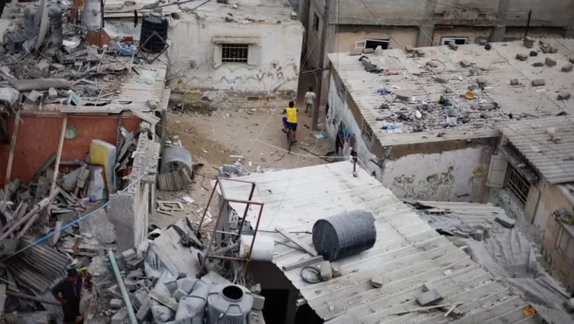 Nhiều ngôi nhà ở phía Nam Gaza bị hư hại sau cuộc không kích của Israel hôm 29-10. Ảnh: REUTERS 396625496_894977158915657_2749737319197776964_n.png