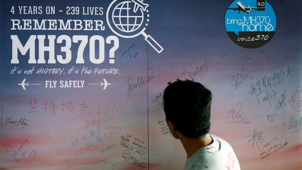 Bảng tưởng niệm nạn nhân chuyến bay MH370 mất tích tại Kuala Lumpur (Malaysia). Ảnh: REUTERS Gần 10 năm sau khi MH370 mất tích, hành trình tìm công lý cho các nạn nhân chưa dừng lại