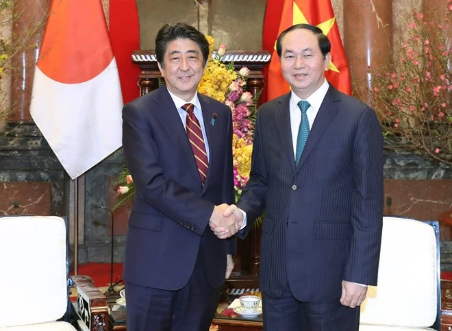 Chủ tịch nước Trần Đại Quang tiếp Thủ tướng Nhật Shinzo Abe tại Hà Nội hồi năm 2017. Ảnh: TTXVN Quan_he_Viet_Nhat_1_1.png