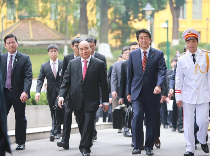 Thủ tướng Nguyễn Xuân Phúc đón Thủ tướng Nhật Shinzo Abe tại Hà Nội hồi năm 2017. Ảnh: VIETNAMNET Quan_he_Viet_Nhat_1_3.png
