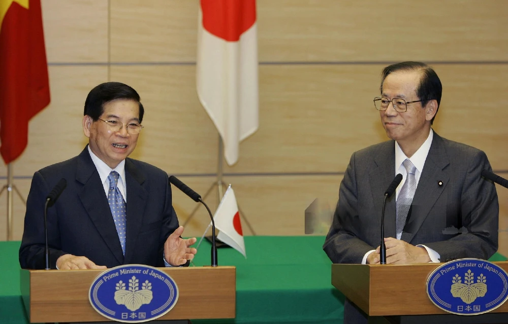 Chủ tịch nước Việt Nam Nguyễn Minh Triết (trái) và Thủ tướng Nhật Yasuo Fukuda phát biểu tại Tokyo hồi 2007. Ảnh: GETTY IMAGES Quan_he_Viet_Nhat_11.png