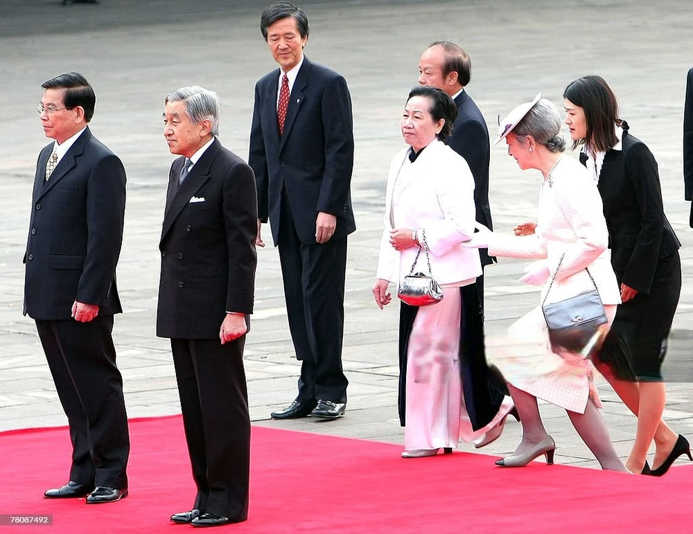 Nhật hoàng Akihito tiếp đón Chủ tịch nước Việt Nam Nguyễn Minh Triết tại Nhật hồi 2007. Ảnh: GETTY IMAGES Quan_he_Viet_Nhat_8.png