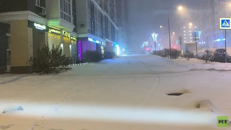 Đường phố tại thủ đô Moscow (Nga) chìm trong bão tuyết đen. Ảnh: REUTERS Nước Nga đang hứng chịu bão tuyết đen.jpg
