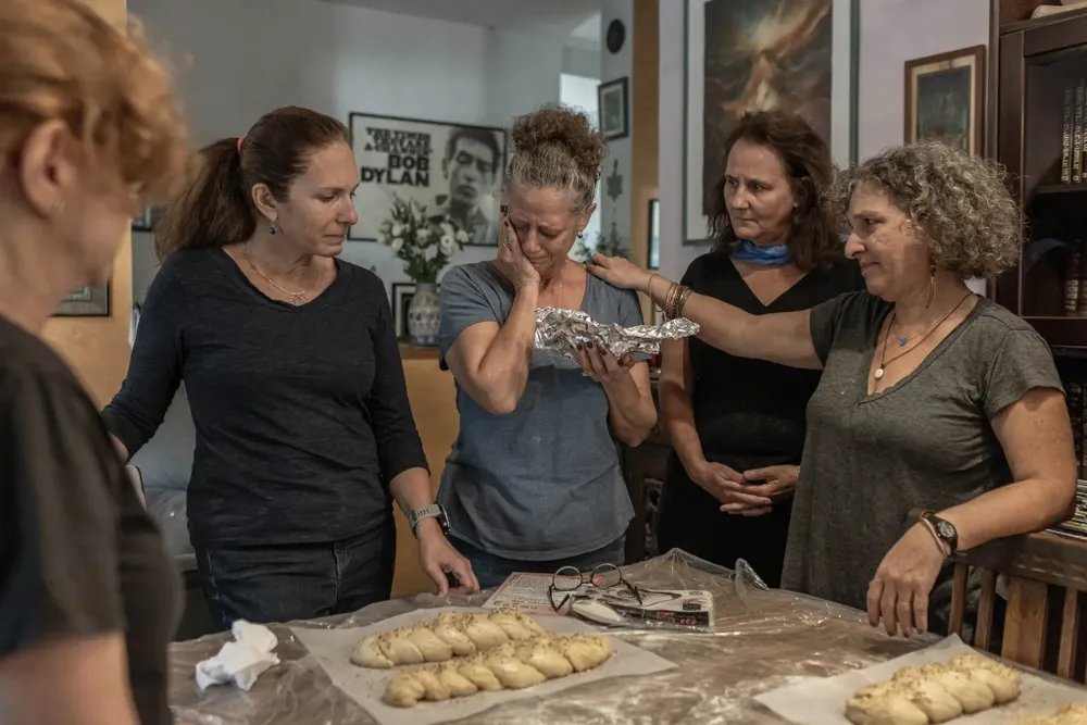 Nỗi lo của những bà mẹ người Israel khi tiễn con lên đường chiến đấu