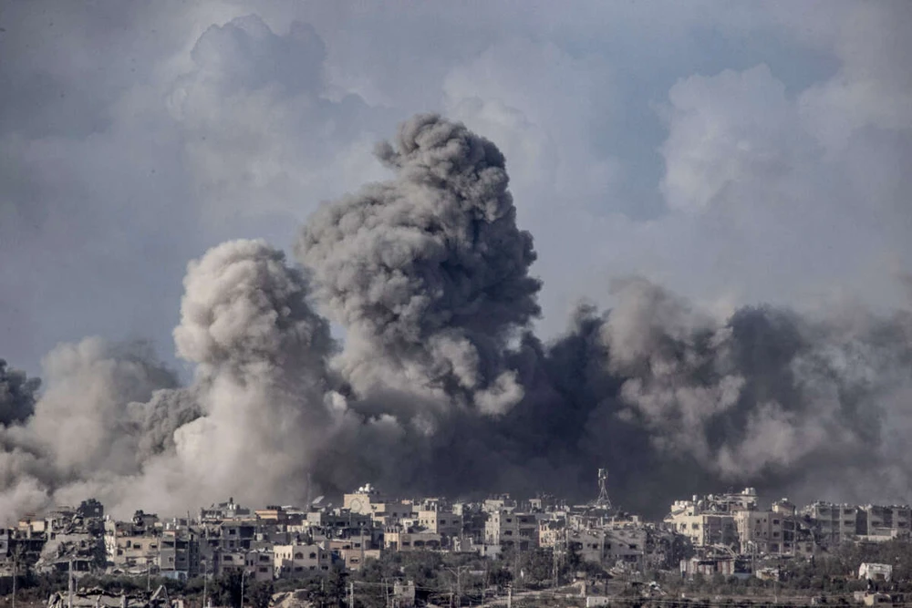 Khói bốc lên sau trận không kích của Israel vào quận Shuja'iyya (Gaza), hôm 9-12. Ảnh: ANADOLU AGENCY Hezbollah: Israel không đạt được mục tiêu trong cuộc xung đột ở Gaza