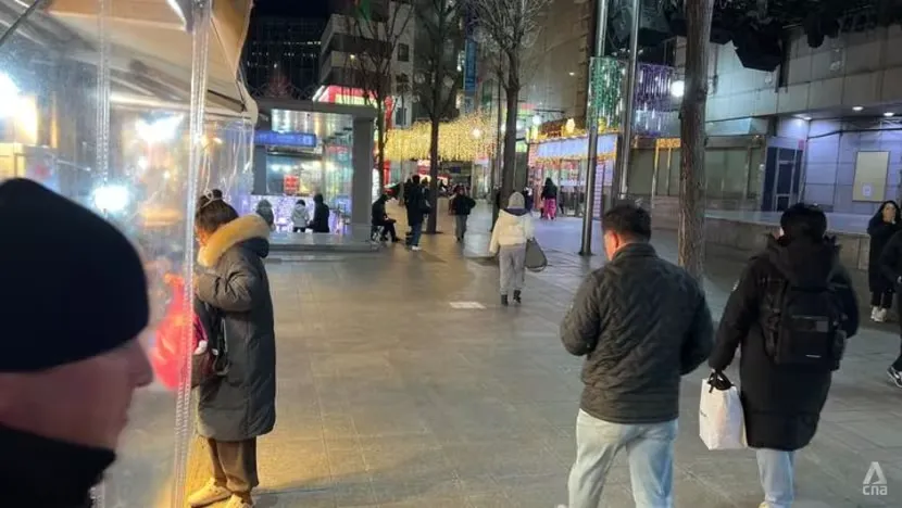 Người dân đi trên đường phố Seoul (Hàn Quốc) hôm 17-12. Ảnh: CHANNEL NEWS ASIA 411688590_1549414215826743_1482298580555789200_n.png