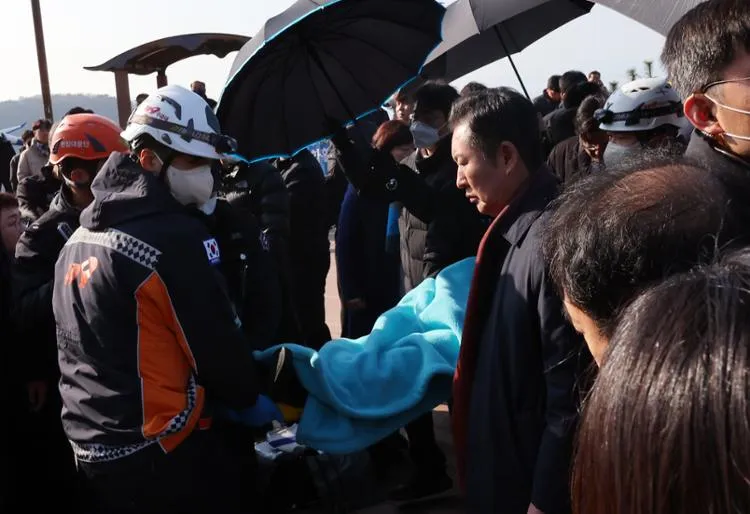 Vụ lãnh đạo đảng đối lập Hàn Quốc bị tấn công: Vết thương chảy nhiều máu, cảnh sát mở cuộc điều tra