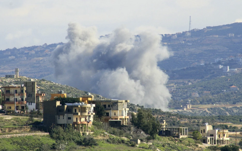 Khói bốc lên trong cuộc không kích của Israel vào miền nam Lebanon. Ảnh: AFP AFP__20240128__34H23LA__v1__HighRes__LebanonIsraelPalestinianConflict-e1706440547124.jpg