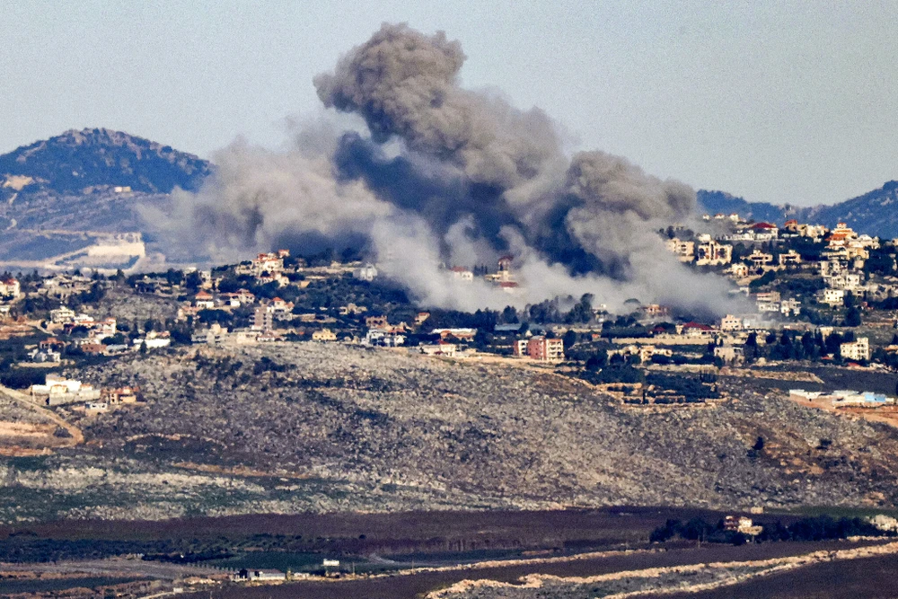 Khói bốc lên trong cuộc không kích của Israel vào miền nam Lebanon. Ảnh: AFP AFP__20240208__34HU2JH__v2__HighRes__IsraelLebanonPalestinianConflictBorder.jpg