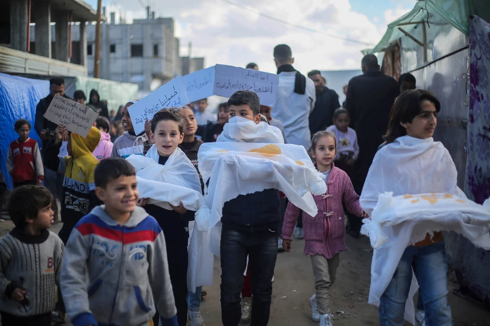 Trẻ em tại Gaza tuần hành, yêu cầu chấm dứt xung đột, đòi quyền sống và được học tập vào ngày 14-2. Ảnh: GETTY IMAGES decf549c-86d0-43b9-a4fc-336162d657f0.jpeg