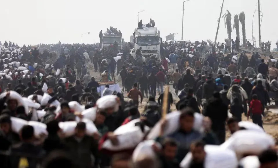 Người dân Gaza nhận hàng từ xe tải viện trợ hôm 19-2. Ảnh: REUTERS Mỹ đề xuất dự thảo nghị quyết về Gaza