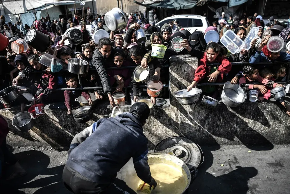 Người dân chờ nhận thực phẩm cứu trợ tại Rafah (cực nam Gaza) hôm 25-1. Ảnh: ANADOLU AGENCY gettyimages-1952236729.jpg