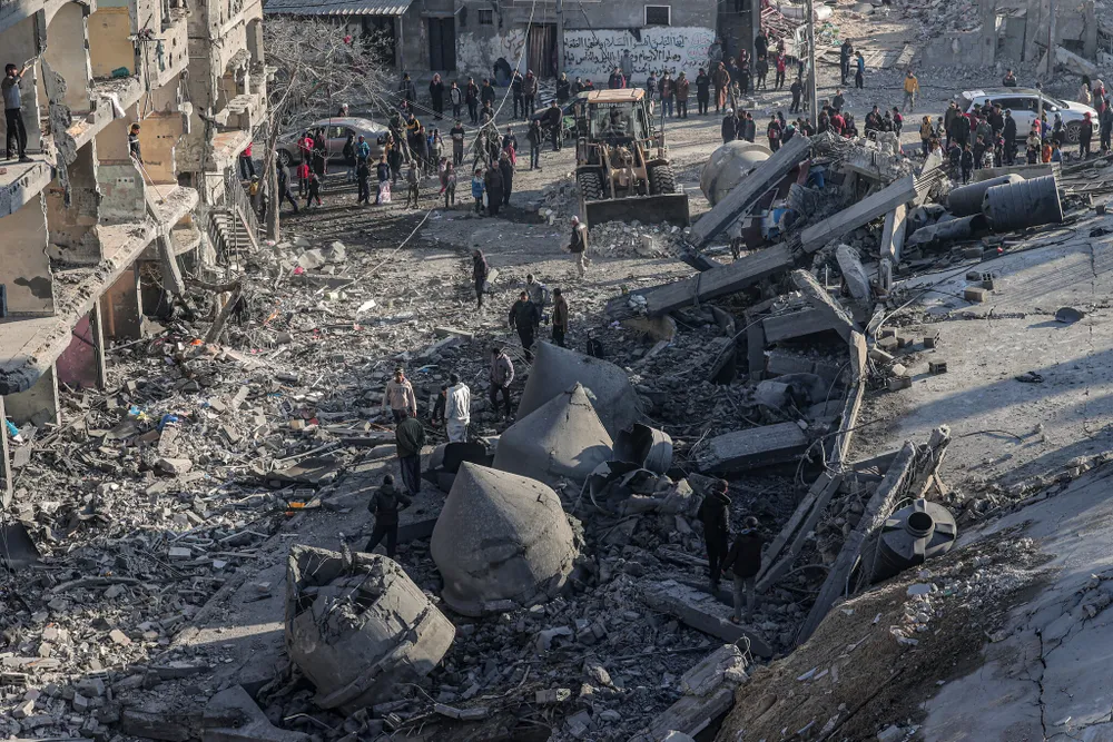 Người dân Gaza tại khu vực đổ nát do cuộc không kích của Israel. Xung đột Israel-Hamas đã bước sang ngày thứ 140. Ảnh: AFP xung-dot-Israel--Hamas-ngay-23-2-2024.jpg