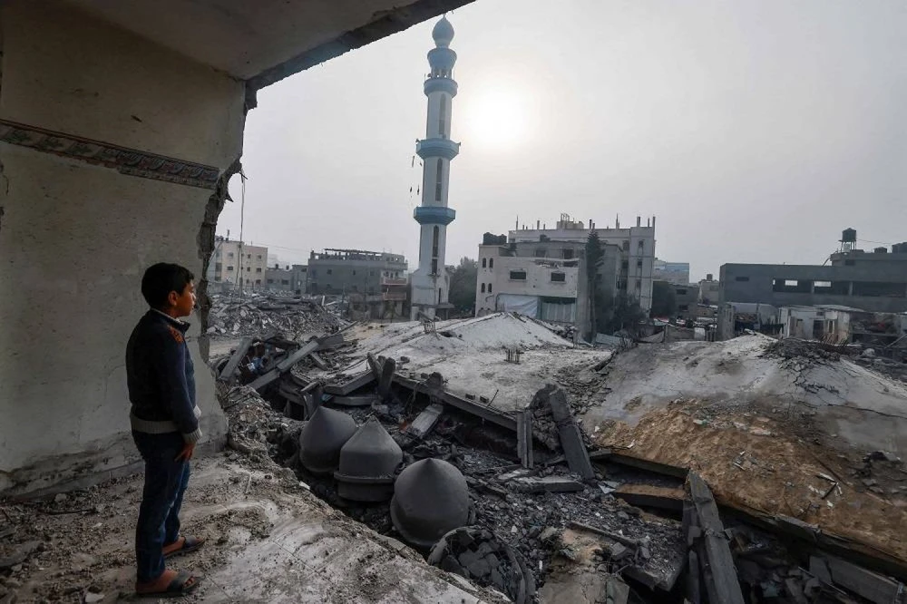 Người dân bên cạnh đống đổ nát sau cuộc không kích của Israel tại TP Rafah. Xung đột Israel-Hamas đã bước sang ngày thứ 144. Ảnh: AFP xung-dot-Israel--Hamas-ngay-27-2-2024.jpg