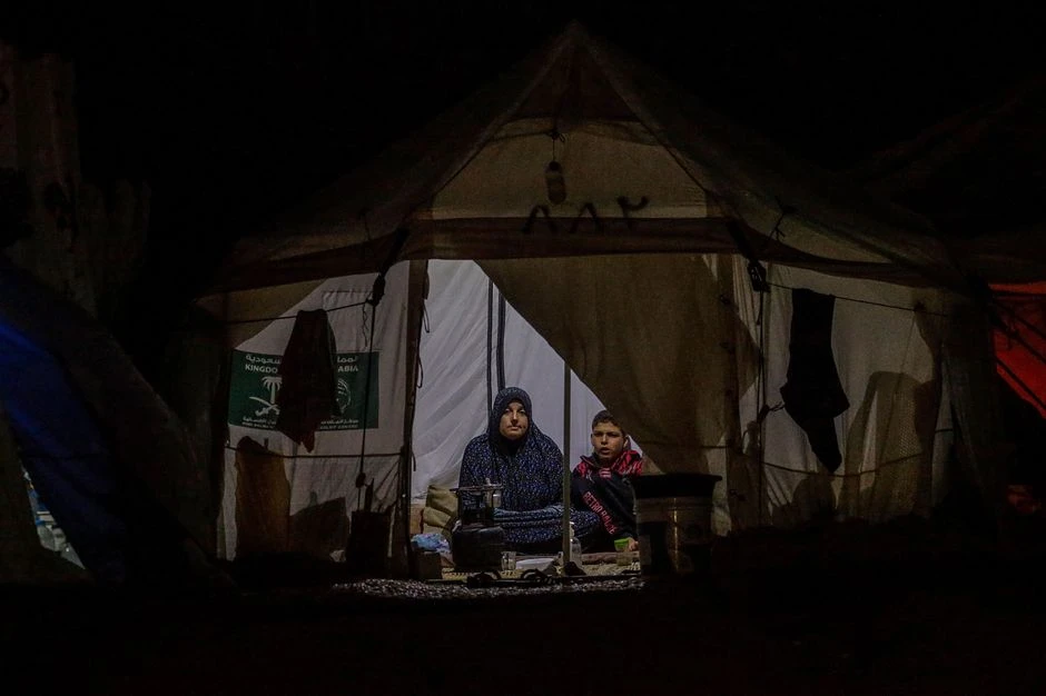 Người dân Gaza trú ẩn trong một căn lều ở miền trung dải đất, trong bối cảnh xung đột Israel-Hamas tiếp diễn. Ảnh: SHUTTERSTOCK Tháng Ramadan sẽ mở ra giai đoạn mới trong xung đột Israel-Hamas?