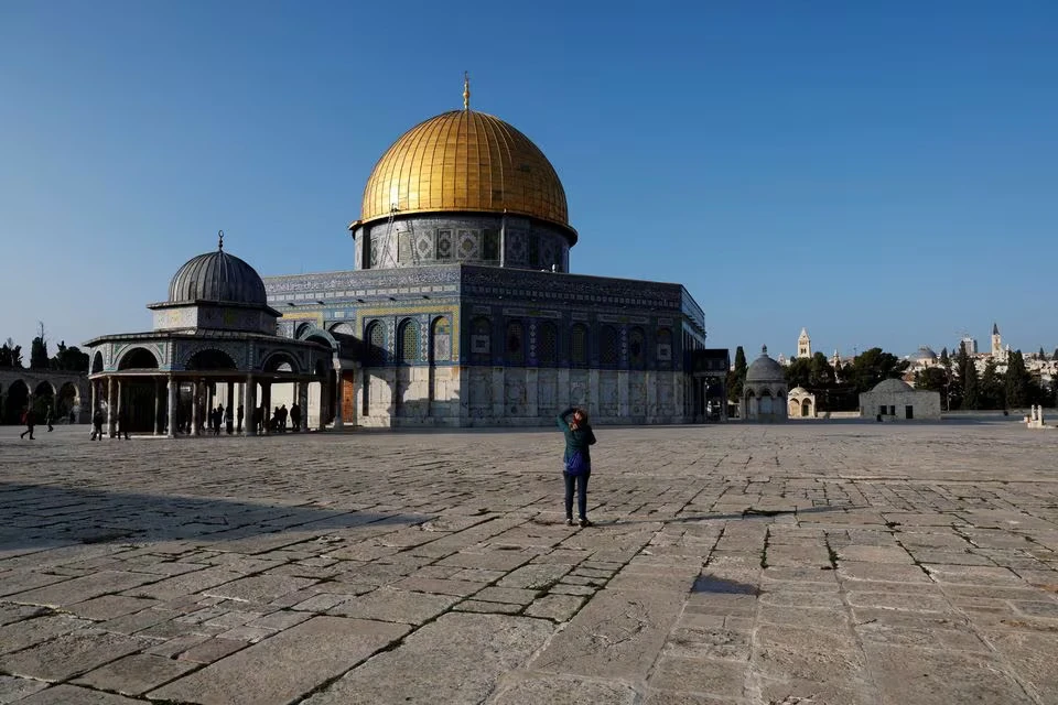 Du khách tại khu vực nhà thờ Al Aqsa nằm trong một khu phức hợp được người Do Thái gọi là Núi Đền. Ảnh: REUTERS YGTQ3DE6LFJDDD2NKDZY3VQ53Q.jpg