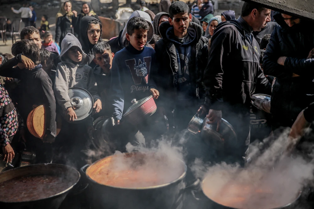 Người dân nhận viện trợ thực phẩm ở Beit Lahia (bắc Gaza). Xung đột Israel-Hamas gây nên tình trạng thiếu thực phẩm nghiêm trọng ở Gaza. Ảnh: AFP 36f9c8df-e17c-48ef-afc4-57d24d0806a5.jpg