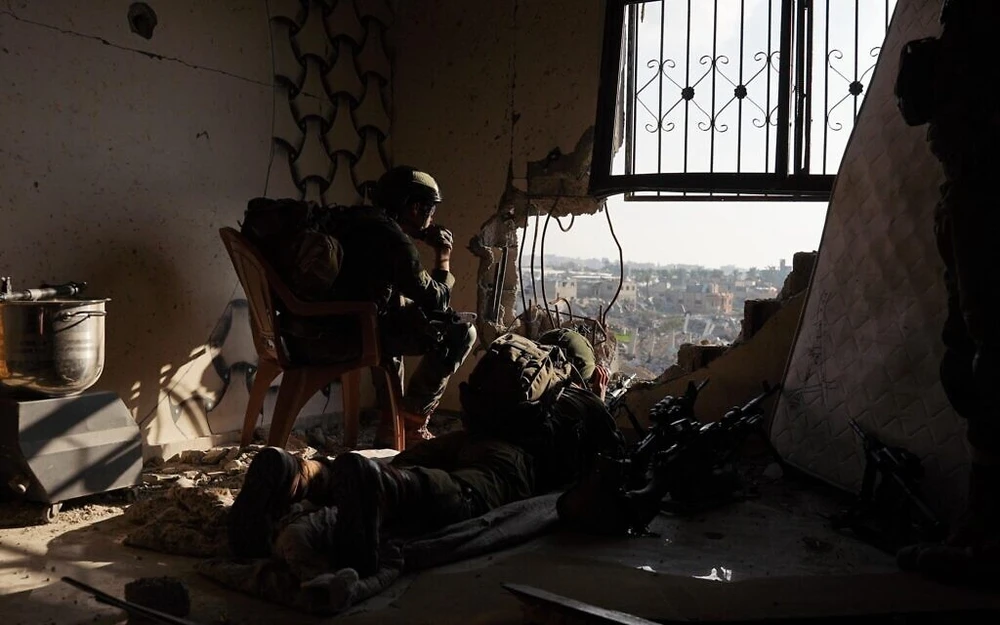 Binh sĩ Israel hoạt động ở Gaza. Kể từ khi xung đột Israel-Hamas nổ ra, Israel đã đưa lượng lớn binh sĩ vào Gaza. Ảnh: LỰC LƯỢNG PHÒNG VỆ ISRAEL Xung đột Israel-Hamas 2-3: Báo động người dân Gaza mạo hiểm mạng sống để tìm thức ăn