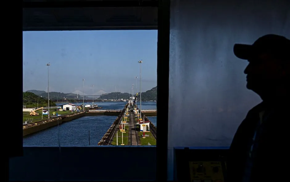 Kênh đào Suez và kênh đào Panama ‘gặp nạn’, thương mại thế giới điêu đứng