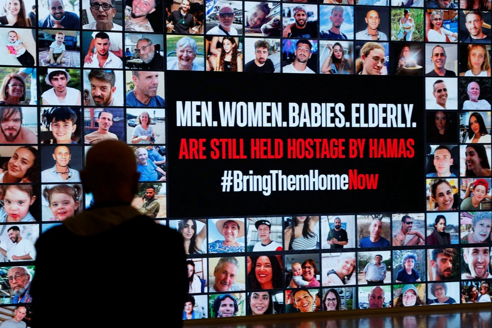Hình ảnh các con tin bị Hamas bắt, được trưng bày ở Tel Aviv (Israel). Ảnh: REUTERS Báo động tình hình con tin bị Hamas bắt và người Palestine bị Israel giữ
