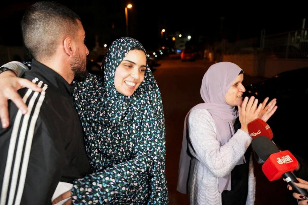 Một gia đình Palestine chào đón người thân được Israel thả về, theo thỏa thuận trao đổi con tin hồi tháng 11-2023. Ảnh: REUTERS FTINWGMQR5IUZAV7BRPUIUR4SU.jpg